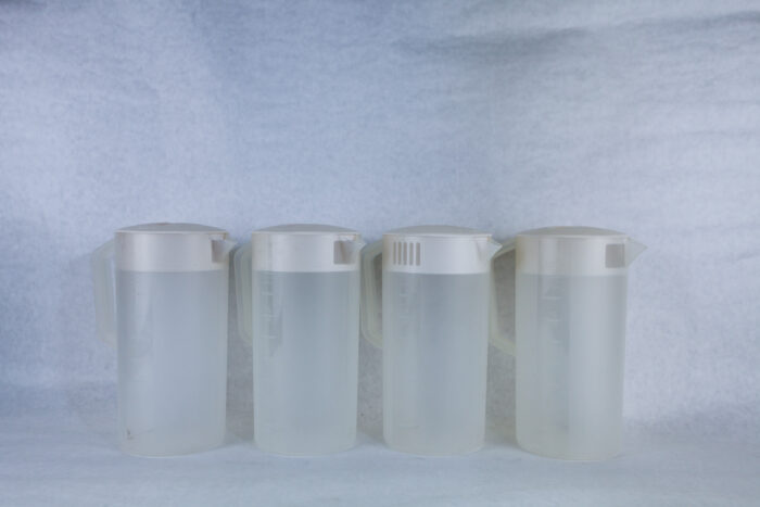 Plastic pitchers w/ lids, 2qt - #122